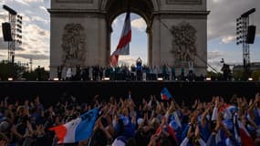 L'Arc de Triomphe durant la parade des athlètes après les Jeux de Paris 2024.