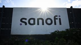 Le logo du groupe pharmaceutique français Sanofi sur son site de production à Lisieux, dans le Calvados, le 11 octobre 2024 (photo d'illustration).