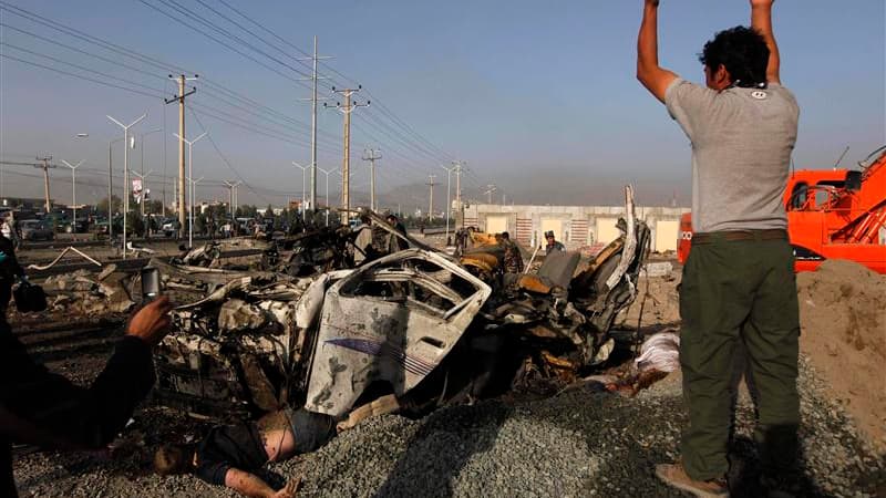 Un attentat suicide a fait 12 morts, dont sept ressortissants étrangers, mardi près de l'aéroport de Kaboul, en représailles à la diffusion du film islamophobe "L'innocence des musulmans". L'attaque a été revendiquée par le Hezb-e-Islami, un groupe insurg