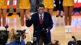 La légende Elgin Baylor distinguée à la mi-temps du match opposant les Lakers à Golden State à Los Angeles, le 16 novembre 2014
