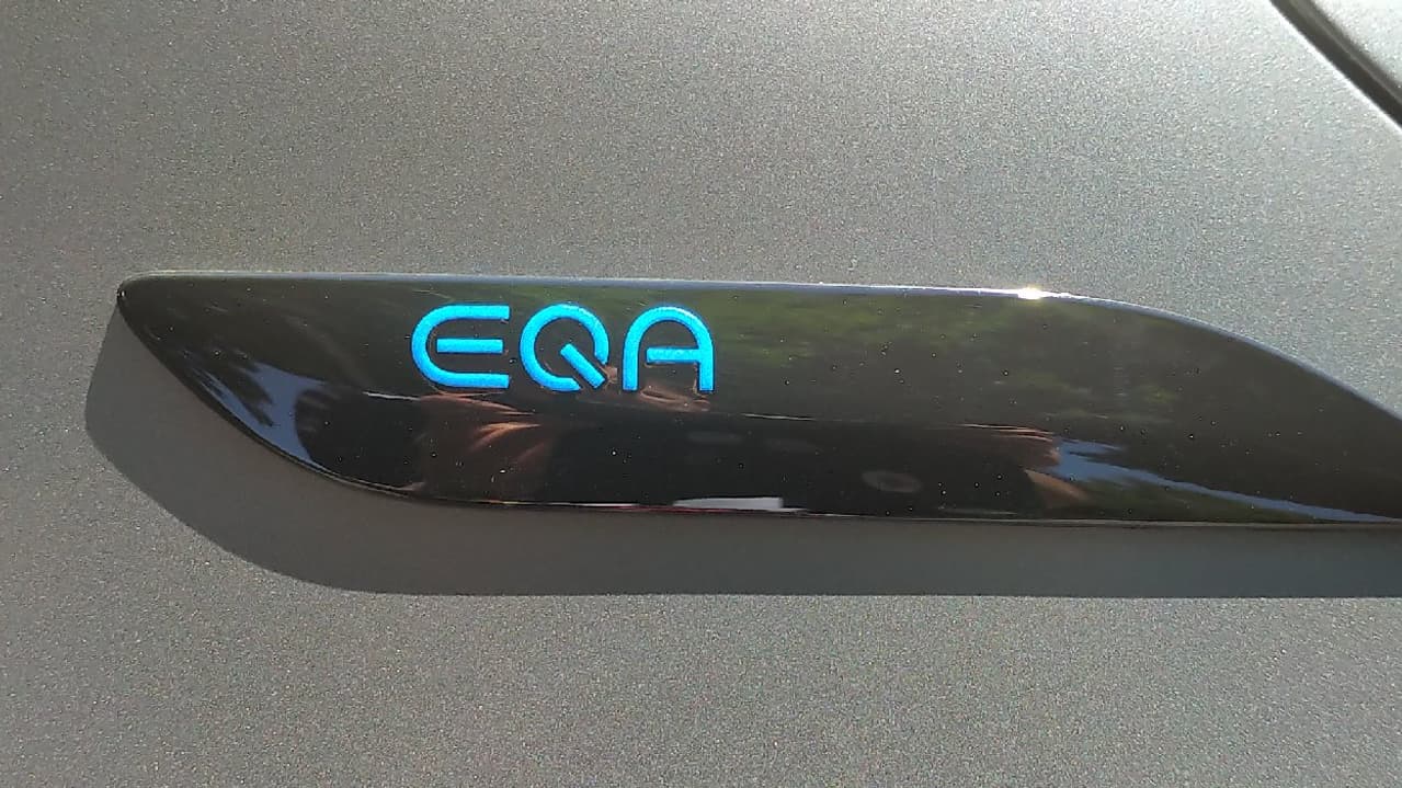 Après l'EQC, le SUV familial, Mercedes attaque la gamme des SUV urbains, l'EQA. 