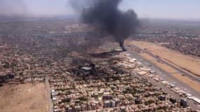 De la fumée au-dessus de l'aéroport international de Khartoum après de nouveaux tirs au Soudan, le 20 avril 2023
