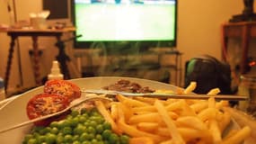 De plus en plus de Français disent manger seul devant leur télévision