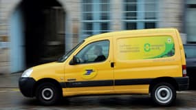 Une camionnette de La Poste