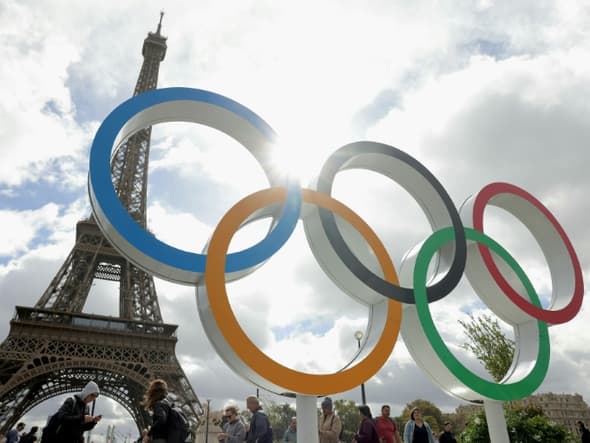Les anneaux olympiques sur le pont d'Iéna au pied de la tour Eiffel, le 27 septembre 2024