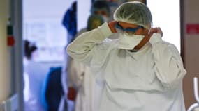 Un membre du personnel soignant ajuste son masque de protection dans le service de médecine interne de l'hôpital Emile Muller de Mulhouse, le 16 février 2021, dans le Haut-Rhin