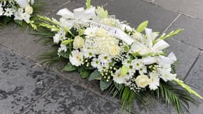 Des fleurs lors d'un hommage aux victimes de l'attentat de la basilique Notre-Dame à Nice. 