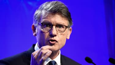 Le candidat à la primaire de la gauche Vincent Peillon présente son programme à Paris le 3 janvier 2017.