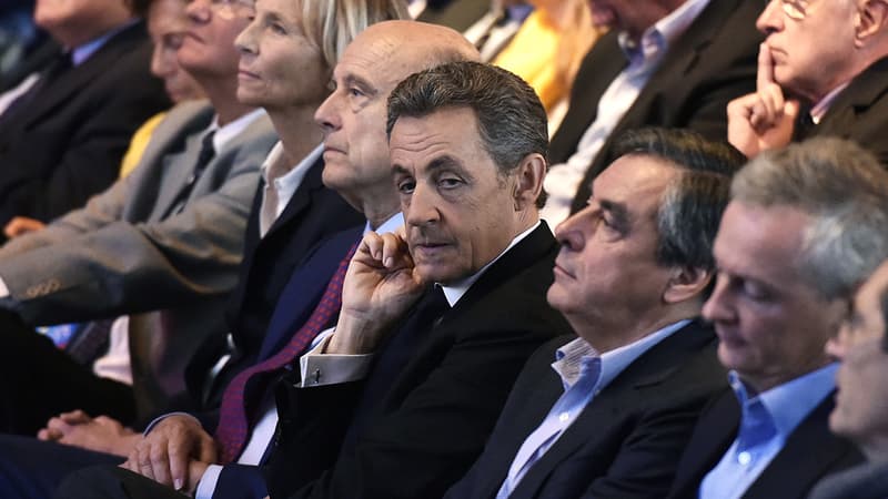 Nicolas Sarkozy et François Fillon, entourés d'Alain Juppéet Bruno Le Maire lors de la campagne pour les élections régionales 2015.