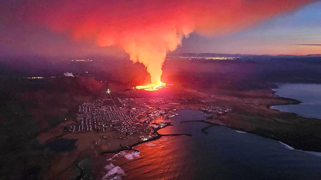 Des volutes de fumée et des coulées de lave sont visibles sur cette image diffusée le 14 janvier 2024, lors d'une éruption volcanique à la périphérie de la ville évacuée de Grindavik, dans l'ouest de l'Islande.