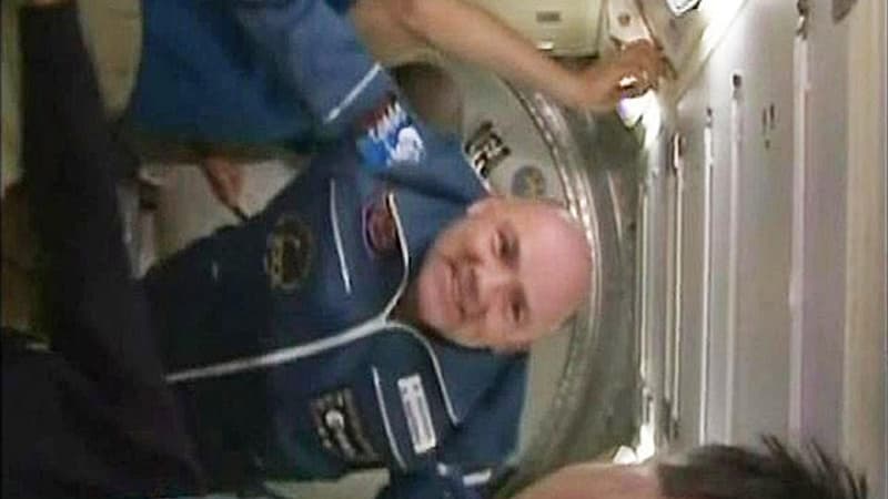 Le Néerlandais Andre Kuipers à son arrivée à l'ISS. Une équipe de trois astronautes a rejoint vendredi la Station spatiale internationale (ISS) à bord d'un vaisseau Soyouz lancé de Baïkonour il y a deux jours. L'équipe de l'ISS est ainsi de nouveau au com