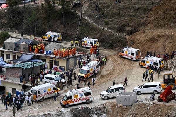 Des ambulances et des véhicules d'urgence sont en attente près du front du tunnel Silkyara,  le 28 novembre 2023.