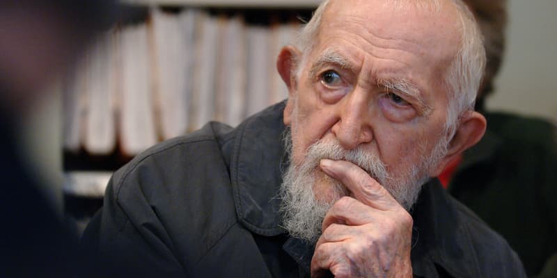 Portrait de l'abbé Pierre pris le 03 mars 2005 dans les locaux de l'association Droit au logement (DAL) à Paris,
