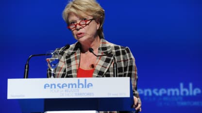 Eva Joly monte à la tribune réclamant la démission de Florence Lamblin