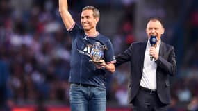L'ancien buteur du PSG, Pedro Miguel Pauleta, en train de recevoir un prix au Parc des Princes en avril 2022