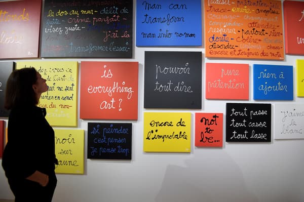 Tableaux de l'artiste Ben exposés au musée Maillol à Paris le 6 septembre 2016.