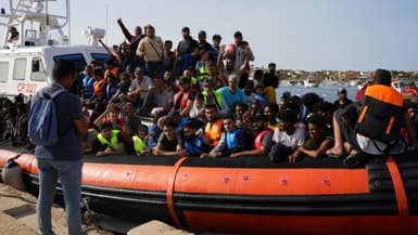 Des migrants arrivent dans le port de l'île italienne de Lampedusa, le 18 septembre 2023