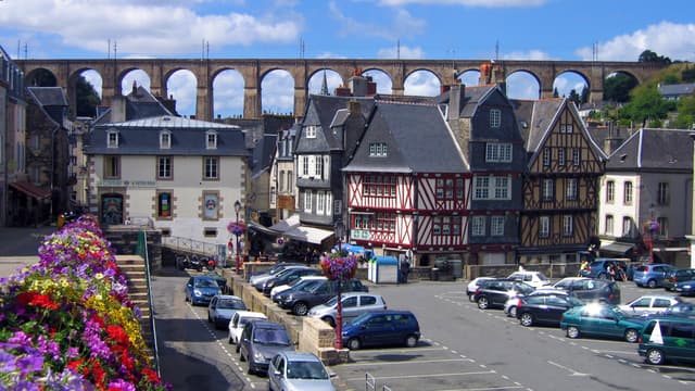 Vue de Morlaix, le viaduc et de vieilles maisons (image d'illustration)