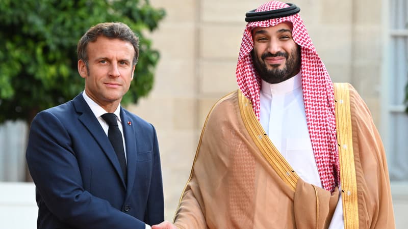 Le président français Emmanuel Macron salue le prince héritier saoudien Mohammed bin Salman à son arrivée au palais présidentiel de l'Élysée à Paris, le 28 juillet 2022.