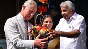 Un ministre indien remet au Prince Charles un cadeau, le 14 novembre 2013, à l'occasion de son 65e anniversaire.