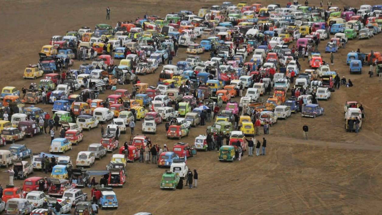 Des centaines de participants du 4L Trophy au Maroc.