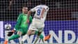 Joaquin Panichelli marque avec Strasbourg contre Lucas Chevalier du PSG, le 17 octobre 2025