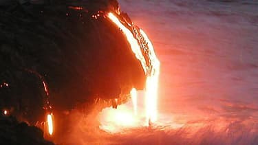 La lave coule du volcan en flot continu depuis plusieurs mois