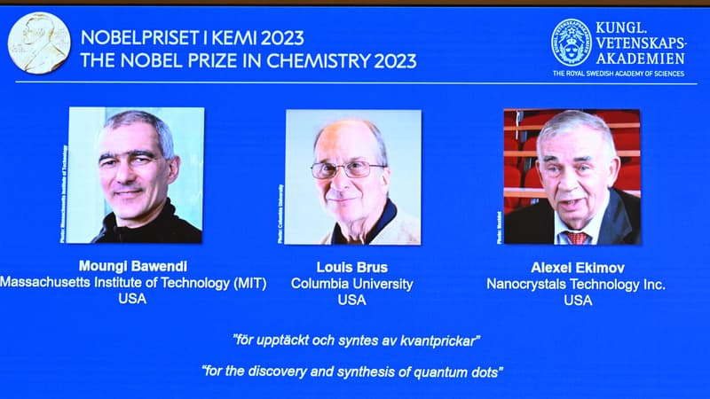 L'académie royale des sciences de Suède décerne le Nobel de chimie à Moungi Bawendi, Louis Brus et Alexei Ekimov, le 4 octobre 2023 à Stockholm.