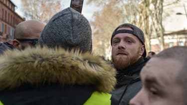 Maxime Nicolle, aussi connu sous le pseudonyme de FlyRider, le 19 janvier 2019 à Toulouse lors d'une manifestation de gilets jaunes.