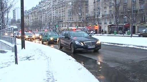 La prudence est de rigueur sur les routes, en raison de l'épisode neigeux qui se poursuit dimanche.