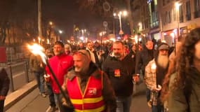 À Marseille, une pré-mobilisation s'est organisée ce mardi, avec une descente aux flambeaux. 