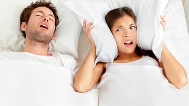 La personne victime d'apnées du sommeil est souvent la dernière à s'en rendre compte. C'est généralement son partenaire, réveillé par ses ronflements, qui constate les pauses respiratoires.