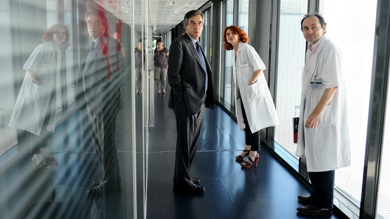 François Fillon lors d'une visite à L'Institut Universitaire du Cancer de Toulouse, le 4 juin 2015.