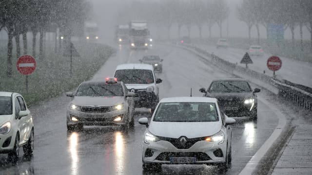 Des automobilistes sous la neige près de Chartres le 1er avril 2022