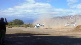 Les deux hélicoptères transportant les dix victimes, au moment du décollage, lundi. "Dropped" devait être diffusé cet été sur TF1. 