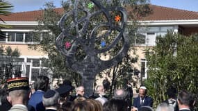 Des personnes se recueillent devant le lycée juif Ozar Hatorah, ce dimanche 19 mars 2017