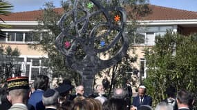 Des personnes se recueillent devant le lycée juif Ozar Hatorah, ce dimanche 19 mars 2017