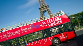 Un bus touristique à Paris. -Image d'illustration