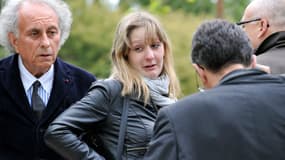 Cécile Bourgeon le 17 mai 2013 dernier lors d'une reconstitution, entre son avocat Gilles-Jean Portejoie (g.) et le procureur Pierre Sennès (d.).