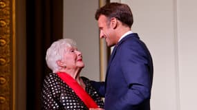 Line Renaud avec Emmanuel Macron à l'occasion d'une cérémonie en l'honneur de l'actrice à l'Élysée le 2 septembre 2022