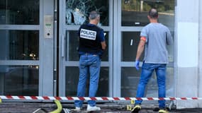 Des policiers devant l'immeuble où a eu lieu l'incendie mortel ce jeudi 18 juillet 2024.