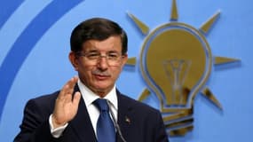 Le Premier ministre turc Ahmet Davutoglu, lors d'une conférence de presse à Ankara le 17 août 2015