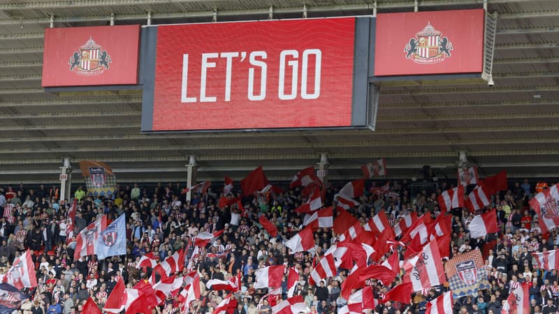 Les fans de Sunderland agitent des drapeaux dans les tribunes