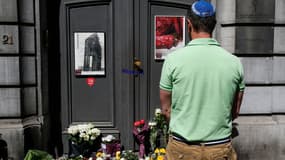 Un homme de confession juive se recueille devant le Musée juif de Bruxelles, où a eu lieu une tuerie le 25 mai dernier.