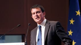 Manuel Valls a entamé samedi soir une visite de 24 heures en Algérie.