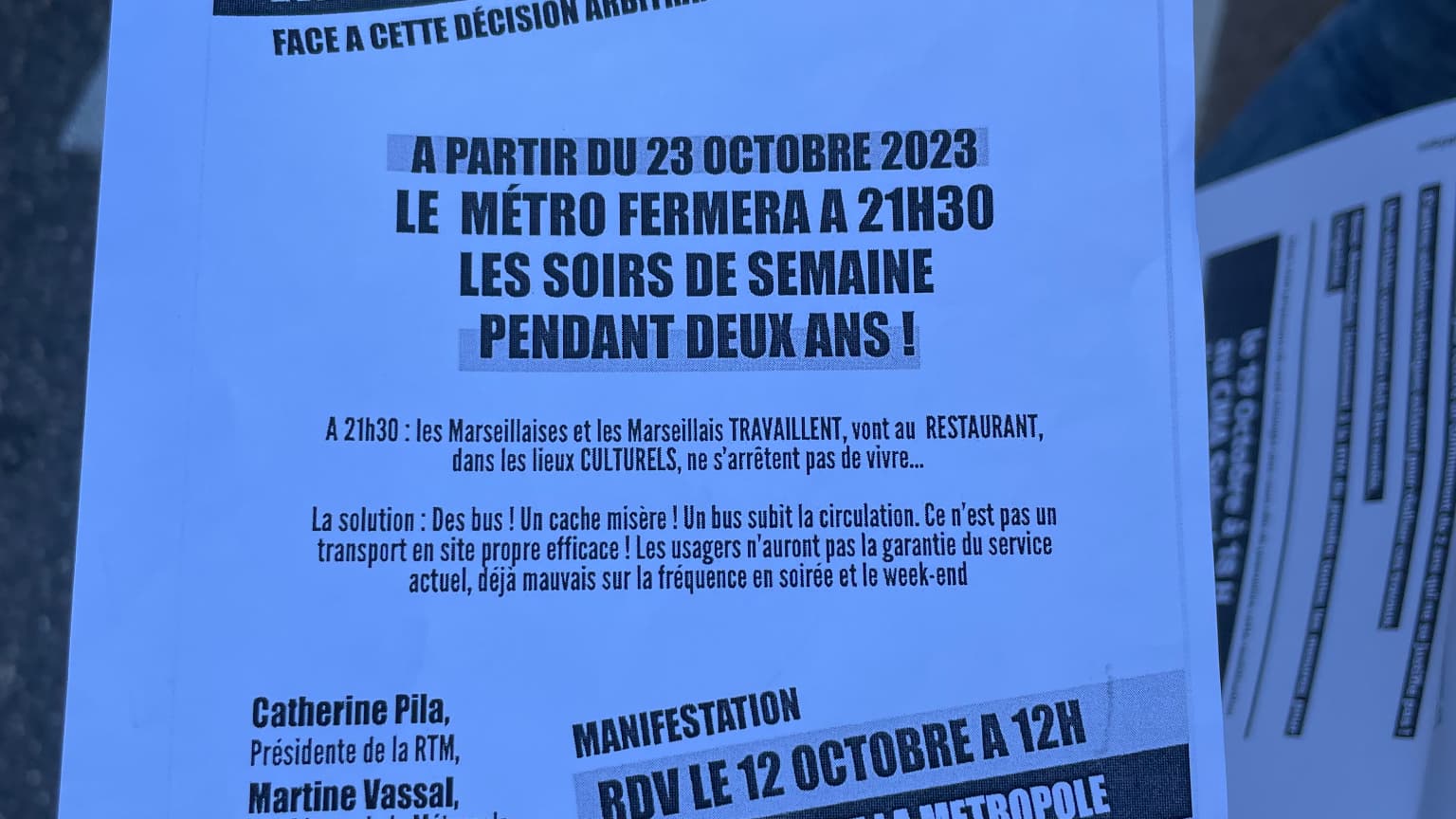 Un tract contre la fermeture du métro marseillais le soir.