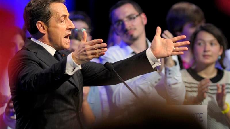 Nicolas Sarkozy et François Fillon ont accusé dimanche la gauche d'user de "boules puantes" pour déstabiliser le camp présidentiel avant le second tour de l'élection présidentielle, référence à des propos accusateurs de Dominique Strauss-Kahn et à un arti