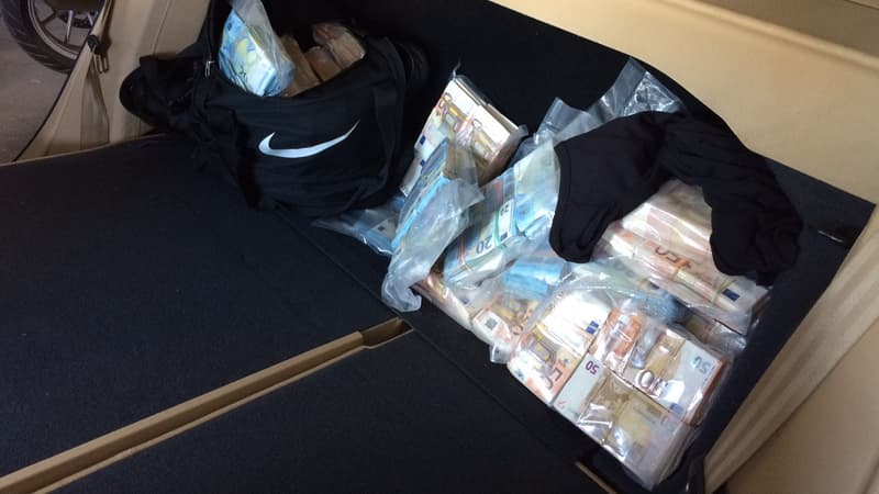 L'argent était dissimulé dans une cache dans le coffre du véhicule.