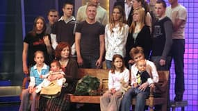 Photo prise le 11 décembre 2005 montrant Annegret Raunigk (2e au premier rang) avec son bébé d'alors, lelia, et ses autres enfants et petits-enfants à Cologne sur la plateau de la chaîne de télévision RTL