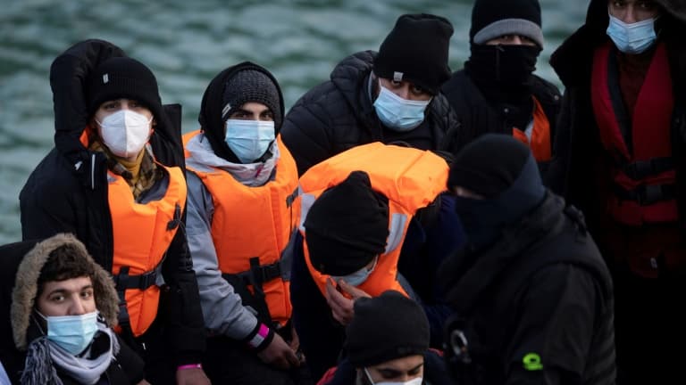 Des migrants recueillis en Manche par les garde-côtes  britanniques, le 21 décembre 2021 